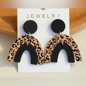 Arch leopard earrings
